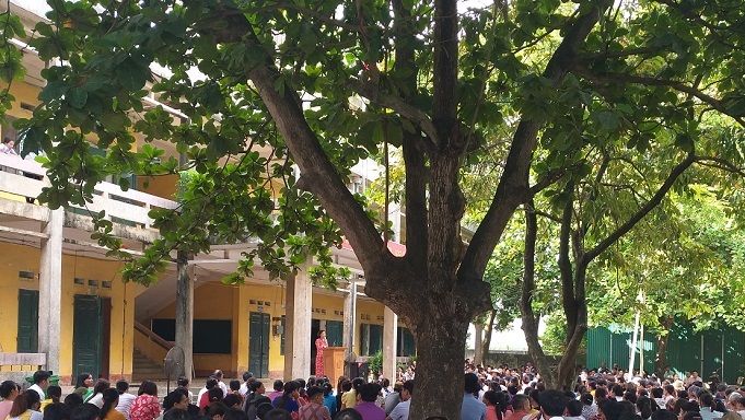 Đồng chí Nguyễn Thị Hồng Thắm- Hiệu trưởng nhà trường trong cuộc họp toàn thể phụ huynh học sinh